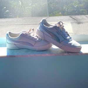 White pumas with ombré stripes. Worn a few times and in very good condition!